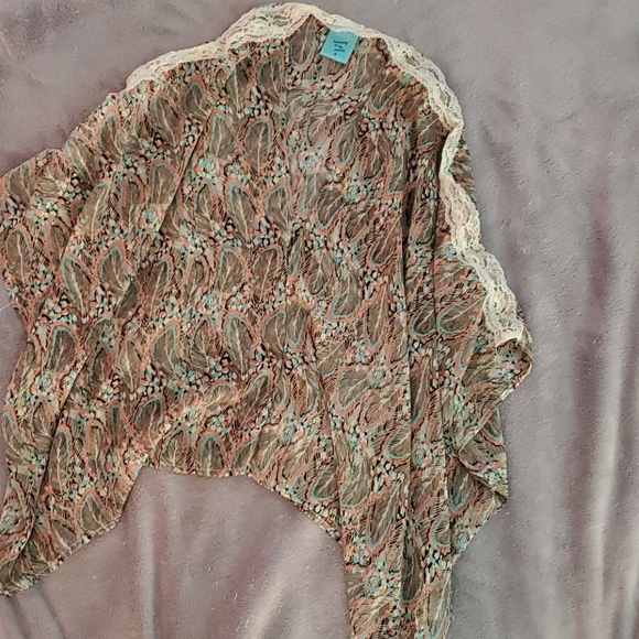 Light Sheet Feather and lace top - Picture 3 of 3